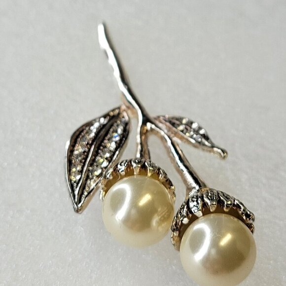 Faux Pearl Flower Bud Brooch Pin - Picture 4 of 11